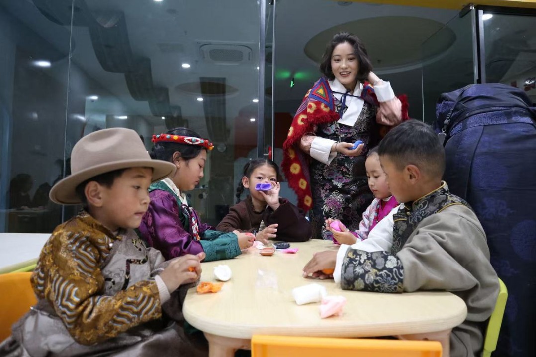 Children's bookstore in Lhasa hosts Ngari-themed costume party for Losar