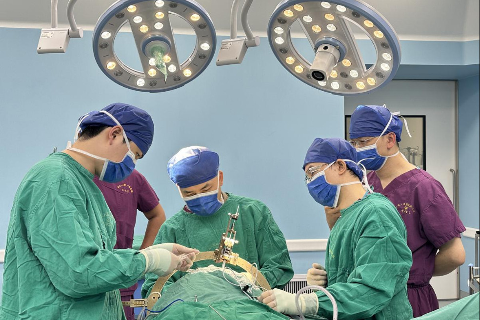 Hospital in Guangxi implants BCI brain pacemaker in Parkinson's patient