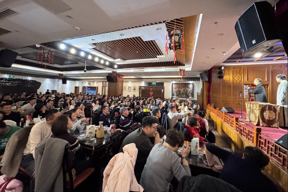 Tianjin's teahouses turn laughs into hot biz