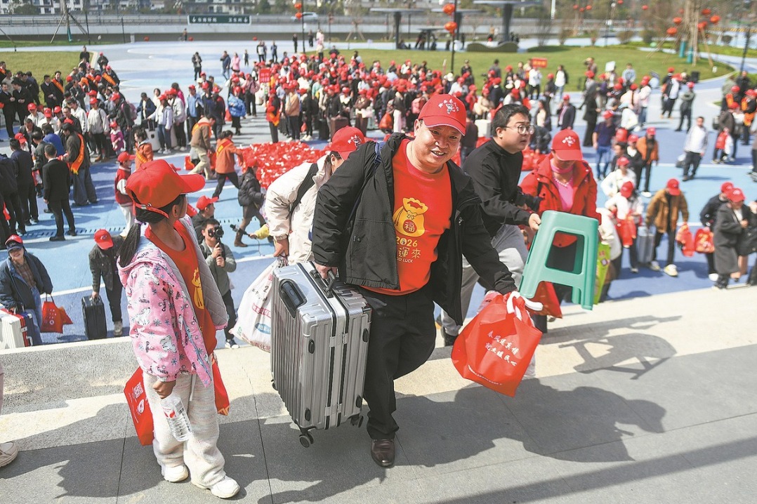 Free trains and buses carry migrants back to work