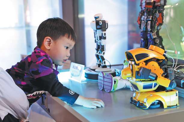 First 7S humanoid store turns heads