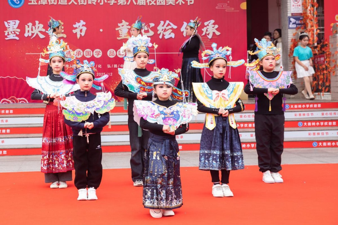 Hunan students craft opera headpieces from recycled materials