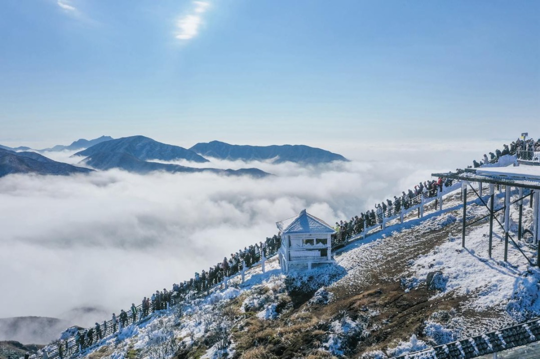 Winter rime and sea of clouds transform Hunan scenic area into a fairyland