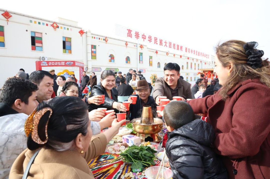 Kuqa hosts thousand-person hotpot feast, collective weddings for Spring Festival