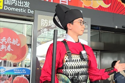 Hanfu became instant hits amid Spring Festival travel rush period