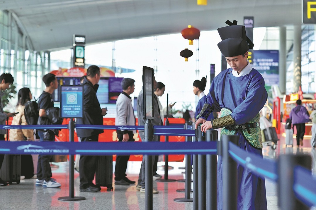 Workers don hanfu, thrill air passengers