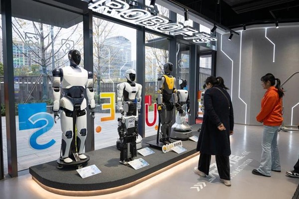 China's first 7S humanoid robot store showcases industry ambitions