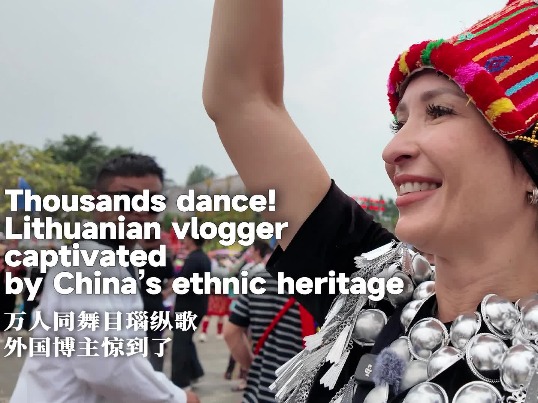 Thousands dance! Lithuanian vlogger captivated by China’s ethnic heritage