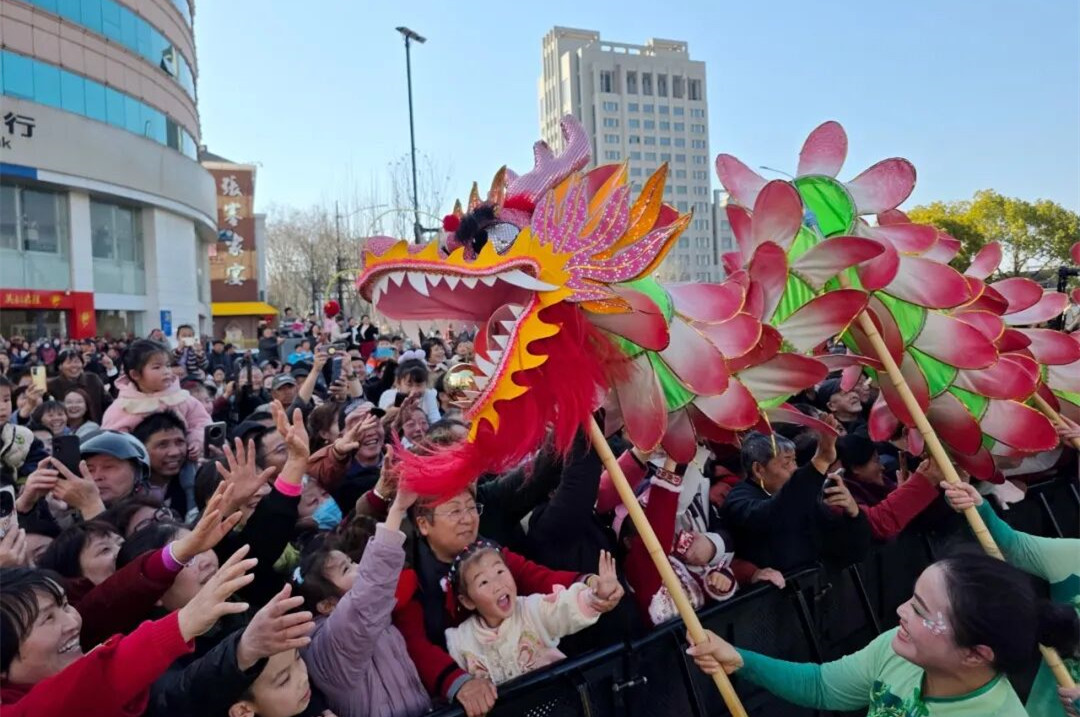 Spring Festival folk parade ignites Nantong