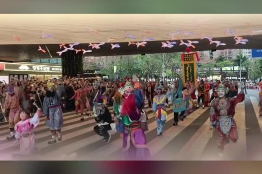 Girl, 7, steals show as Shenzhen Lantern Festival lead dancer