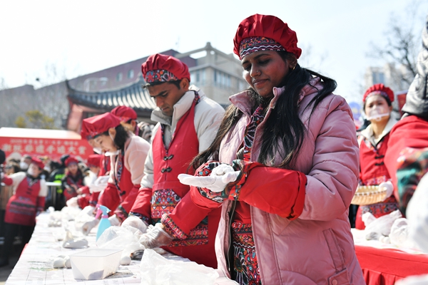 Qingdao Lantern Festival event draws crowds with folk crafts, trade fair