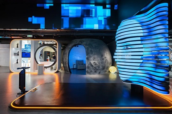 Foreign visitors pack 'the future' into their suitcases in Hangzhou