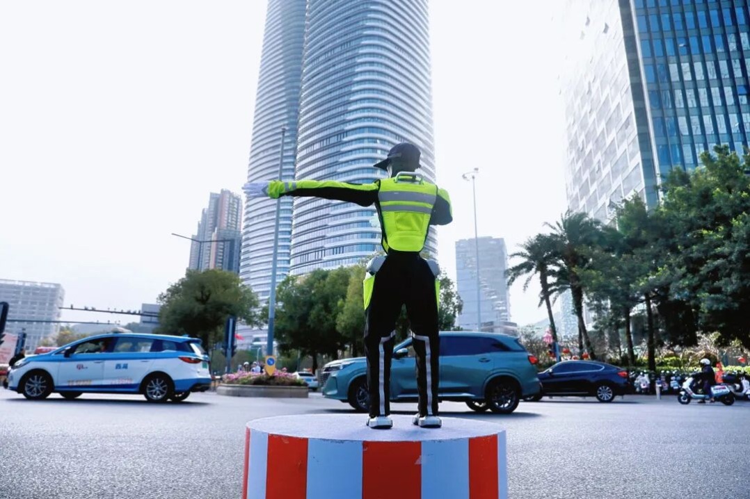 Robotic traffic police commander debuts in South China's Shenzhen