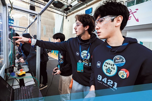 Global student teams gather for robotics