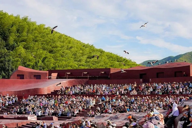 Dancing with birds in Wuxi this late March