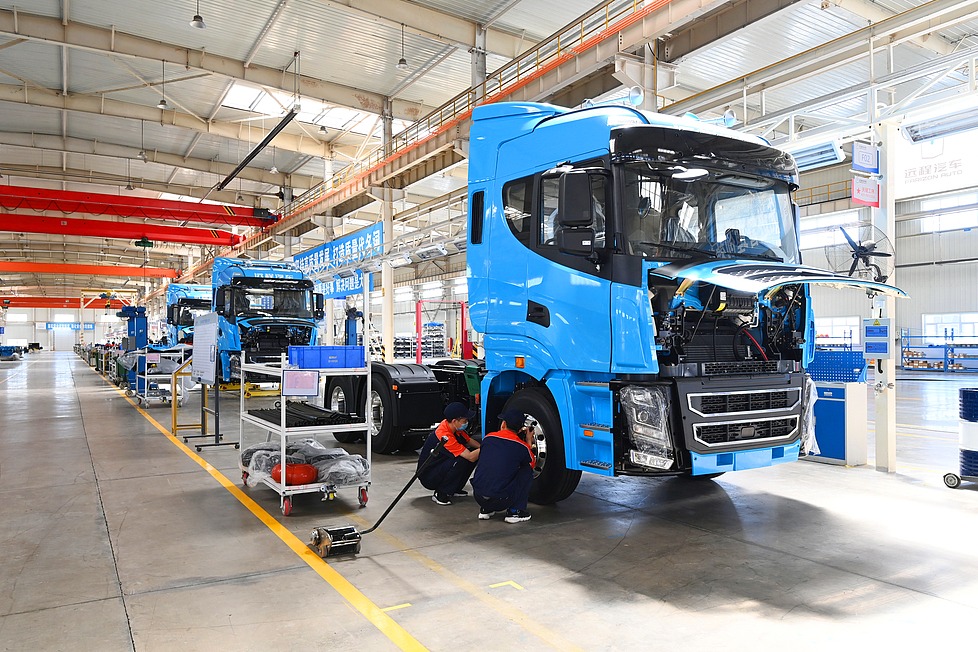 Geely chief urges shift from price wars to quality, advocates for green logistics