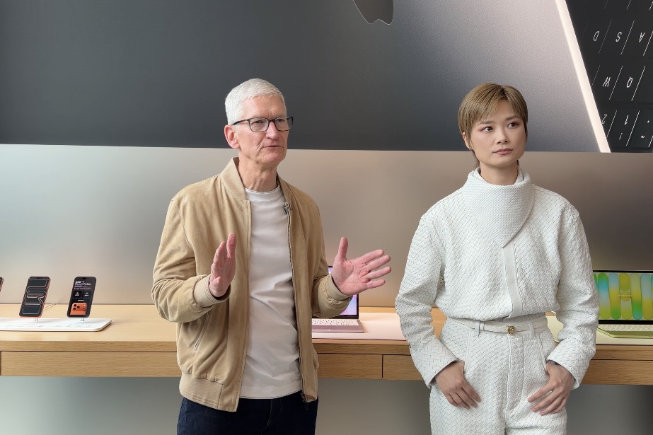 Apple CEO kicks off China trip in Chengdu, underlying China's importance