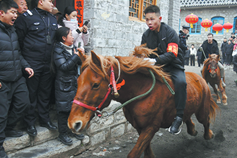 Paomapai pageantry puts hamlet in national spotlight