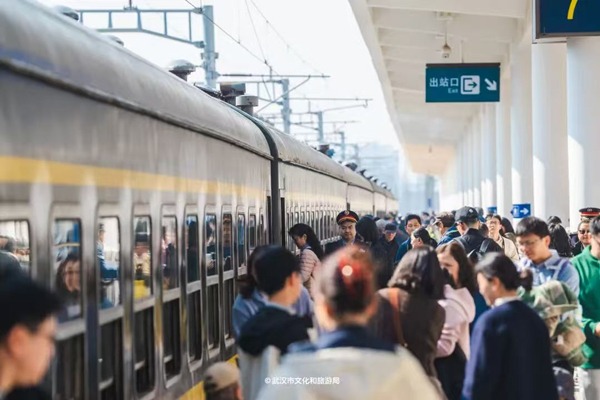 Wuhan launches first circular train route
