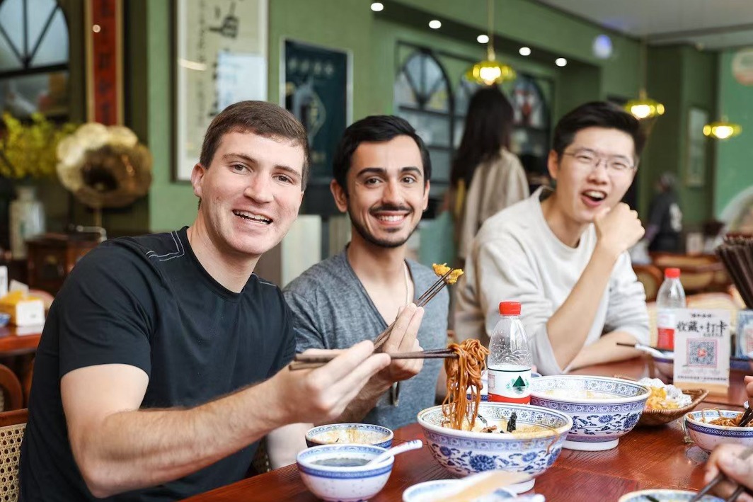 China rolls out online registration for foreigners in non-hotel stays