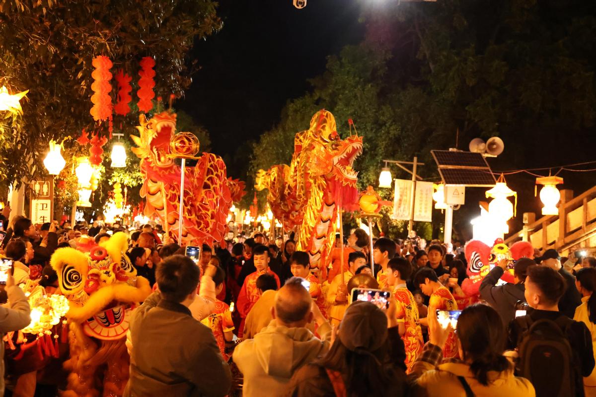 Yangshuo celebrates Lantern Festival with global visitors