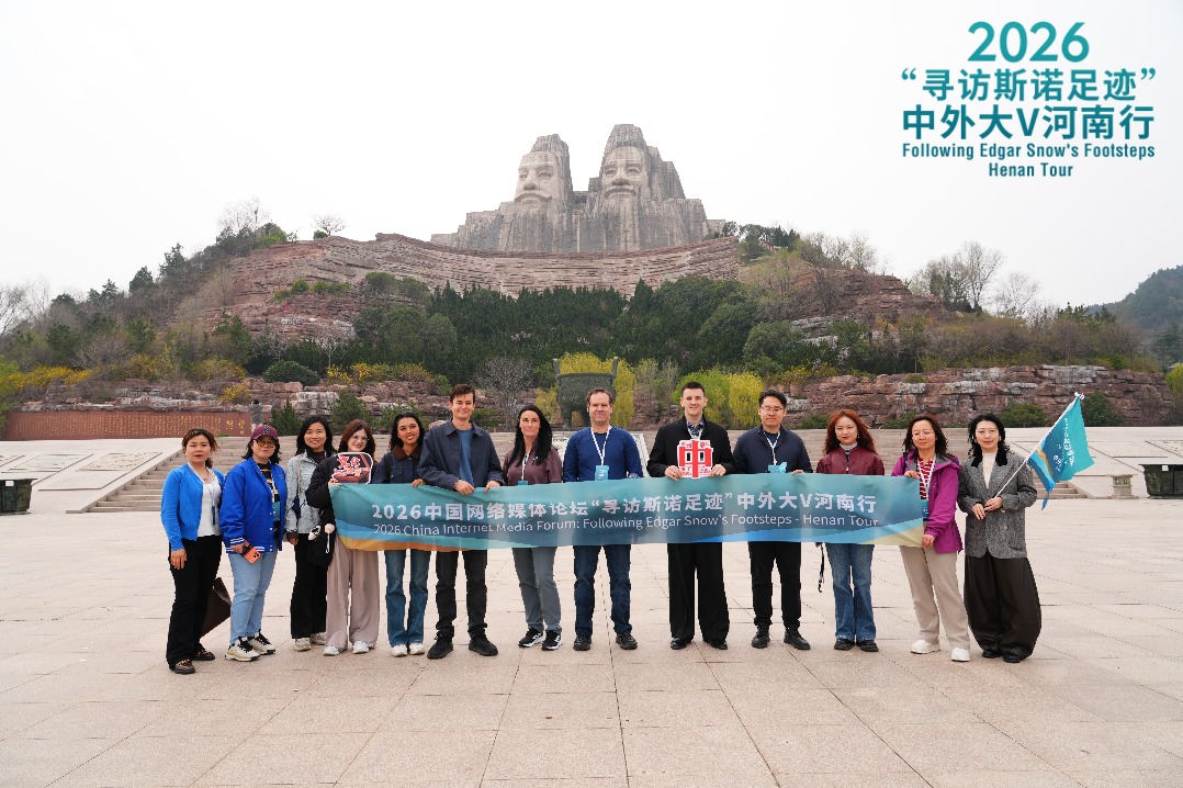 Visitors explore the Yellow River culture on Henan tour