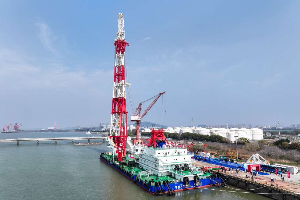 World-class pile-driving vessel delivered in East China