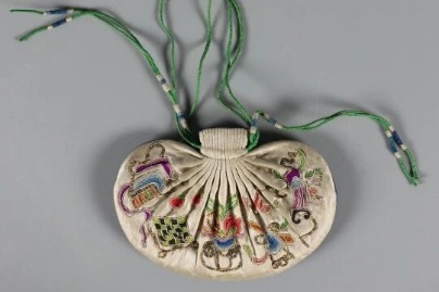 Suzhou exhibition presents beauty of traditional Chinese embroidered pouches