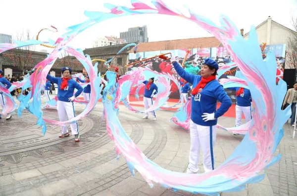 Step out, be a star: Yantai square festival begins