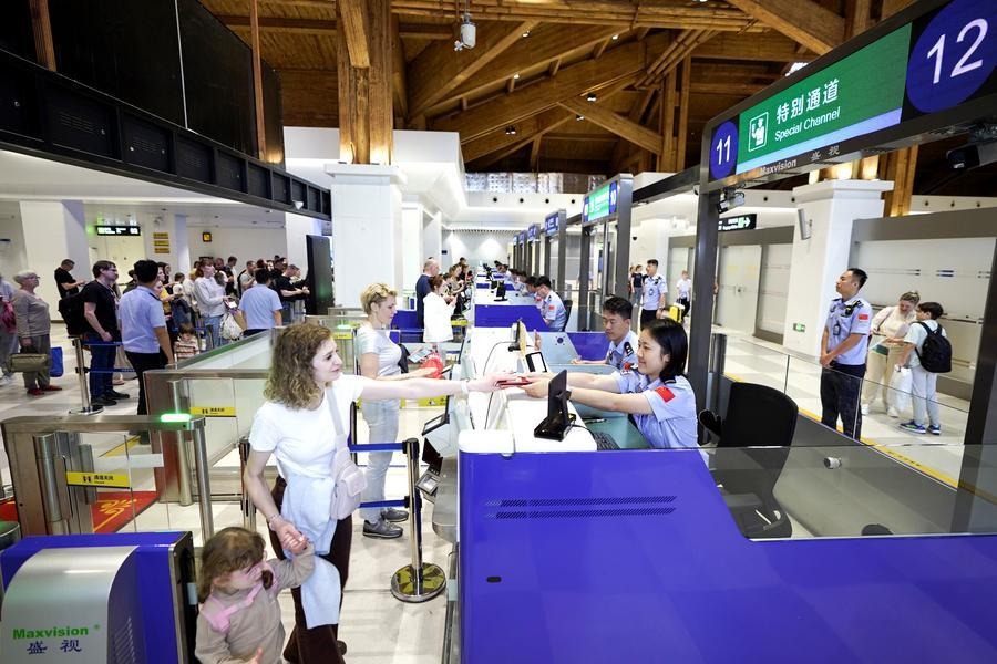 Qingming Festival holiday sees nearly 6.78 million border crossings