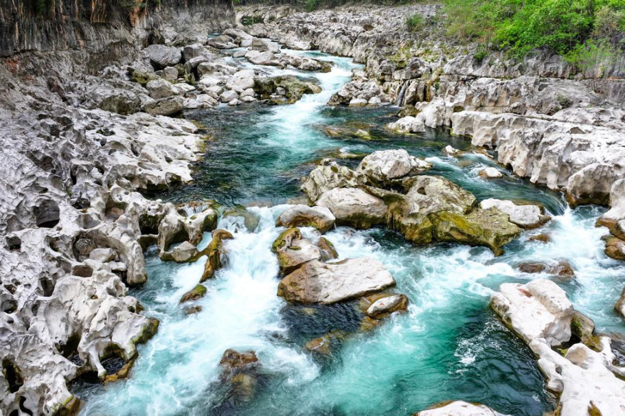 Guizhou's ancient glacial kamenitzas offer otherworldly views