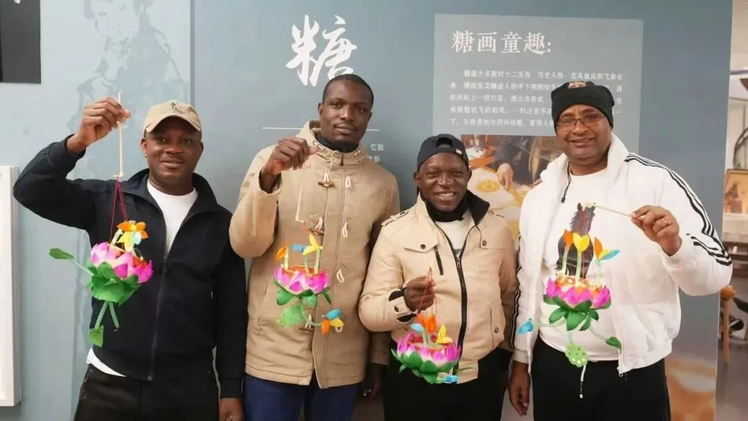 International students experience making traditional lanterns in Nanjing