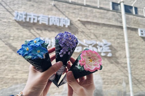Bean paste flowers top ice cream at Harbin shop