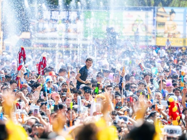 Ruili celebrates annual Water-Splashing Festival with blessings