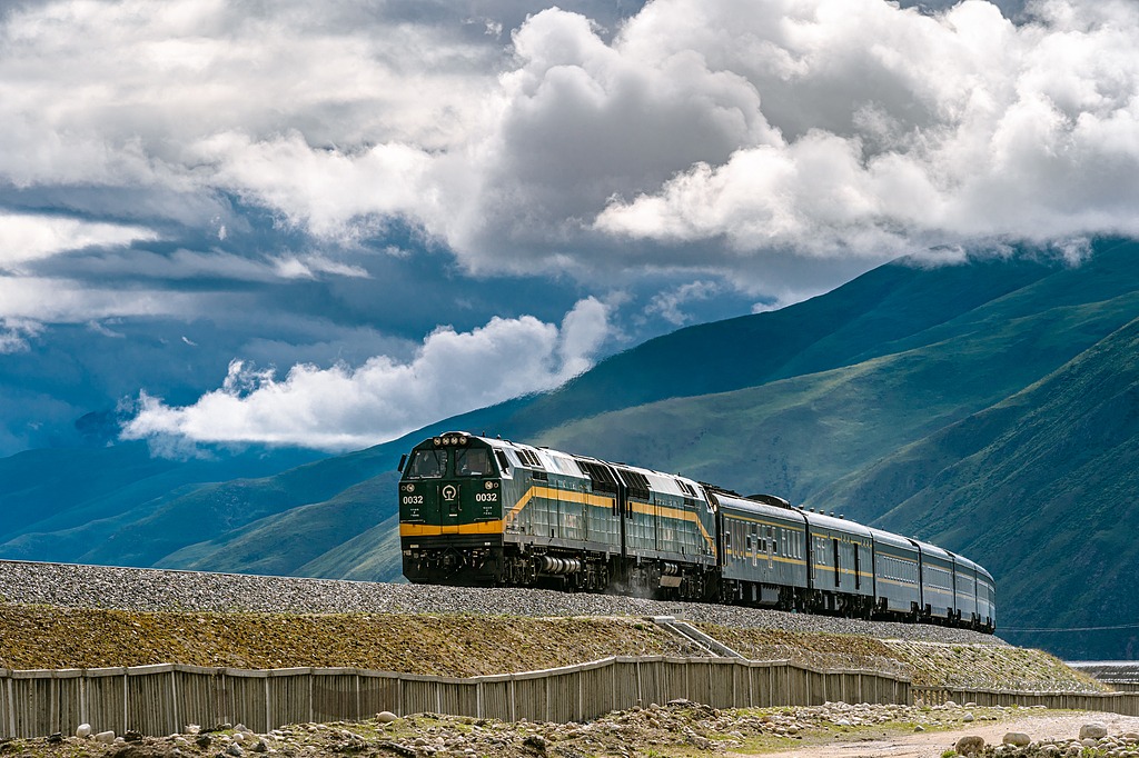 Qinghai–Xizang Railway hits 100 million ton cargo milestone
