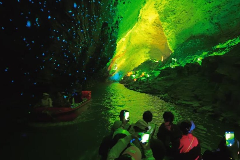 Karst cave in Zhangjiajie sees international tourist surge as spring unfolds