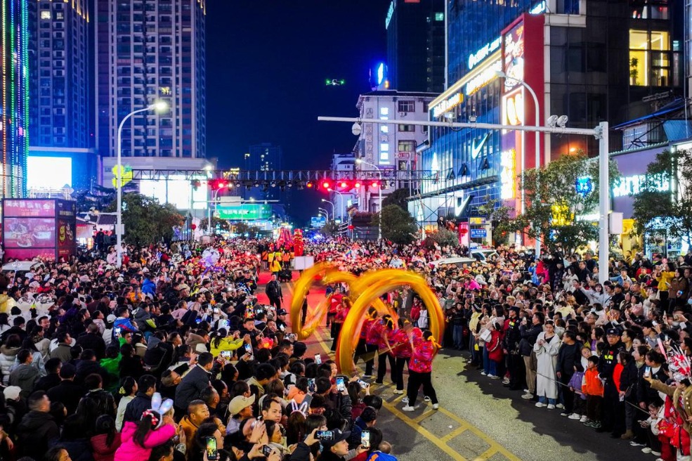 Lantern Festival celebrations light up Zhangjiajie with tradition, technology