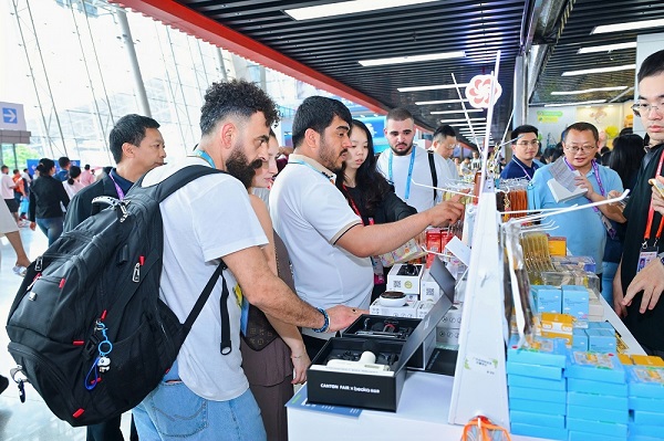 First phase of Canton Fair draws 167,000 buyers from 216 countries