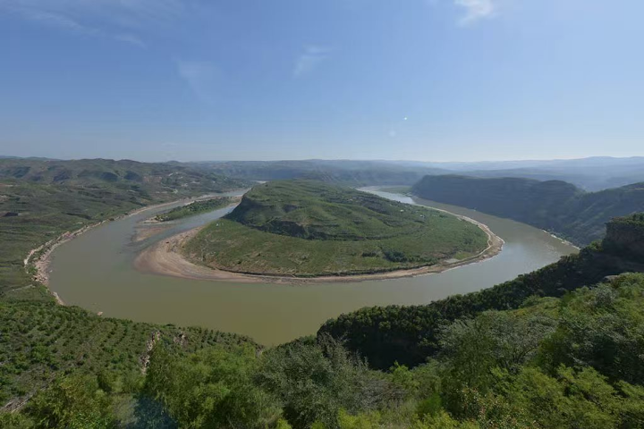 Qiankun Bay Scenic Area welcomes visitors for May Day holiday