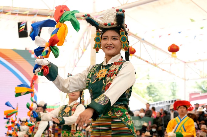 Lhasa revitalized with song and dance showcase