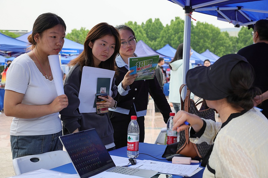 China's job market stable in Q1, 2.99 million urban jobs added
