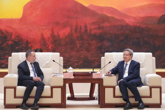 Nantong leader meets with CEO of Koksan Group