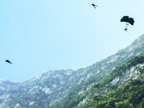 BASE-jumpers take flight over Yunnan's Nizhuhe Grand Canyon