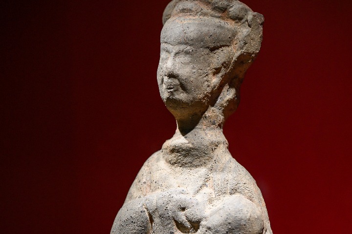 Nursing pottery figurine, Eastern Han Dynasty (25-220), Sichuan Museum