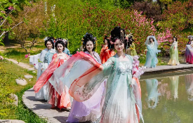 Yangzhou flower festival enriches springtime experience