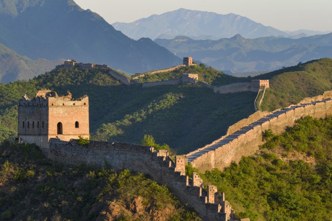 Fresh summer greenery envelops Jinshanling Great Wall