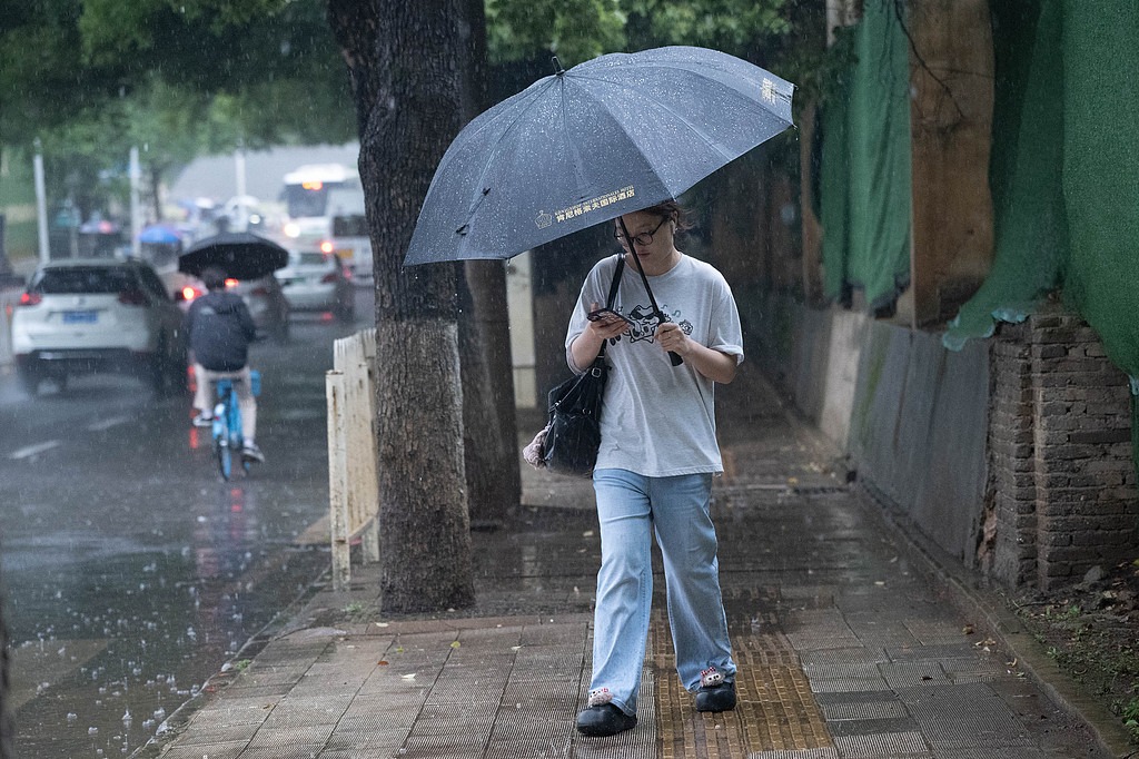 China issues fog, rainstorm and sandstorm warnings across multiple regions