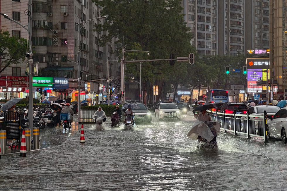 Schools, rail services affected amid heavy rains across Guangdong