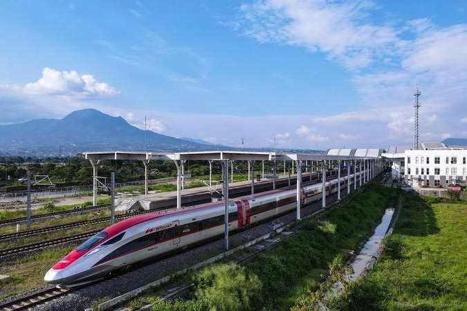 China's railway trips climb 6.8% in first four months