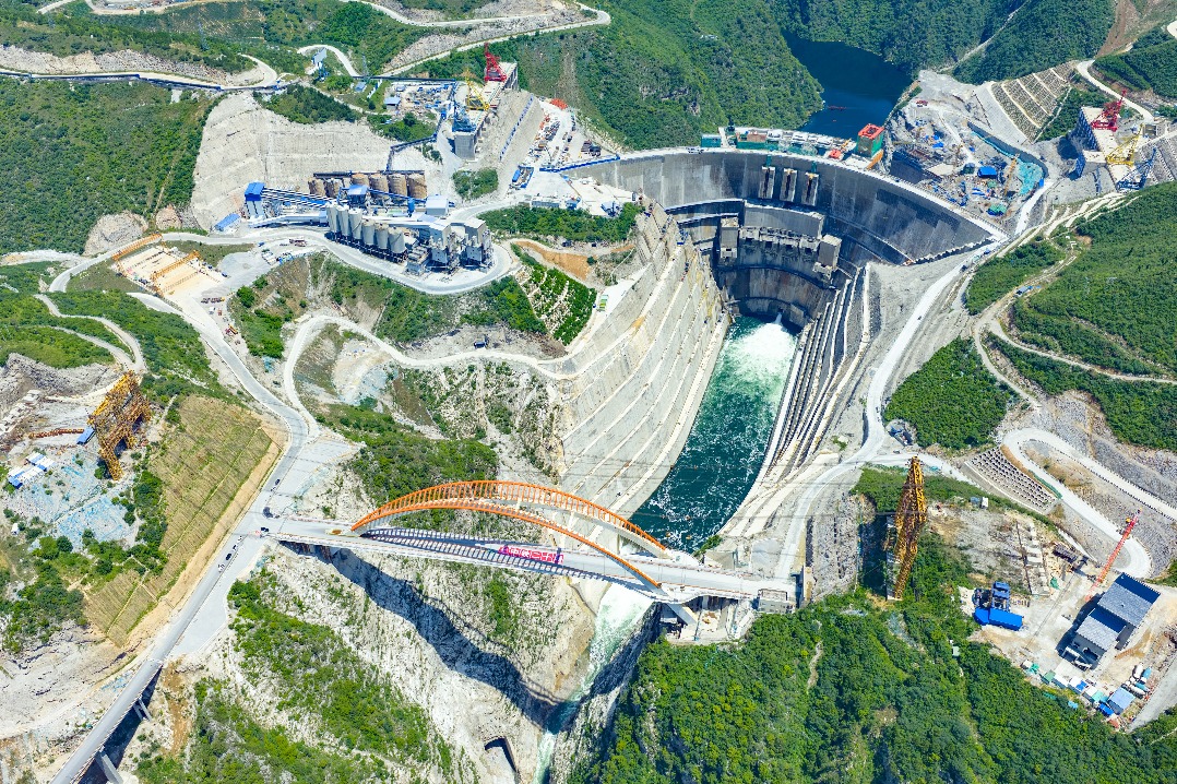 Y-shaped Jinghe Bridge opens up transport in Shaanxi
